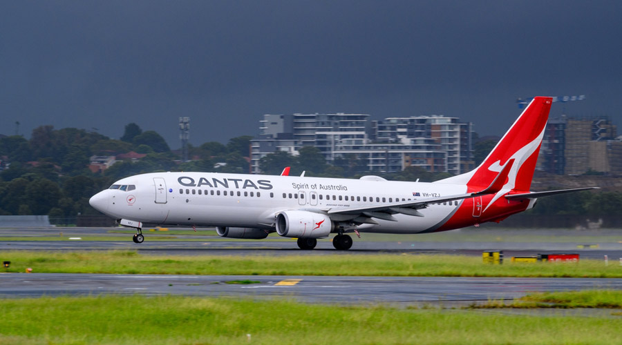 Qantas Airways - Qantas Flight Lands At Sydney Airport After Issuing ...