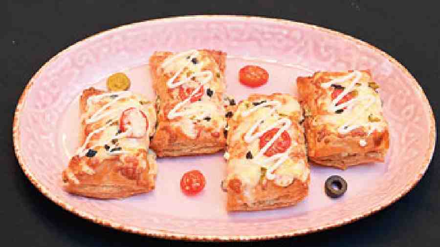 Masala Khari: A crispy baked item on the menu, this one has khari stuffed with mushroom, creamy spinach and topped with cheese, cherry tomatoes, jalapenos and olives. Rs 345
