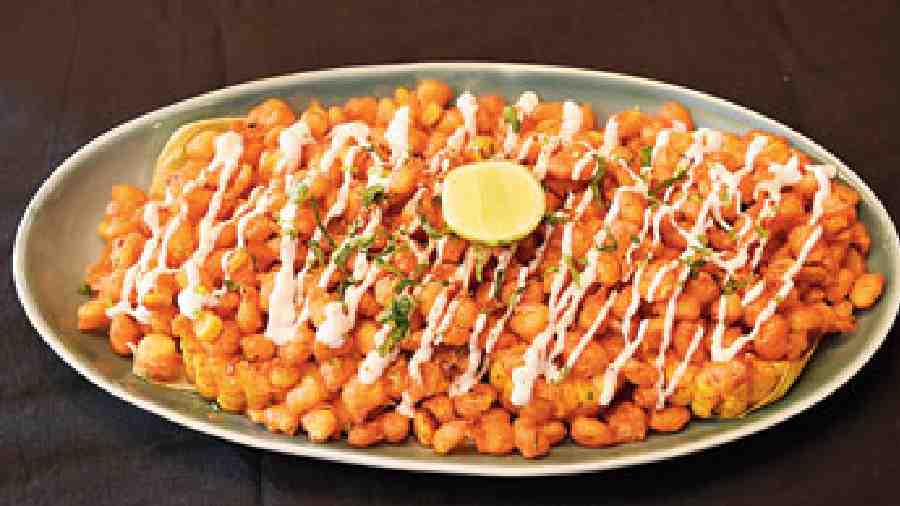 Two Way Corn: An addictive starter, this dish has corn cooked in two ways — steamed corn cobs and fried, tossed with chaat masala and garlic mayo on top. Squeeze the lemon wedge if you like it tangy! Rs 295
