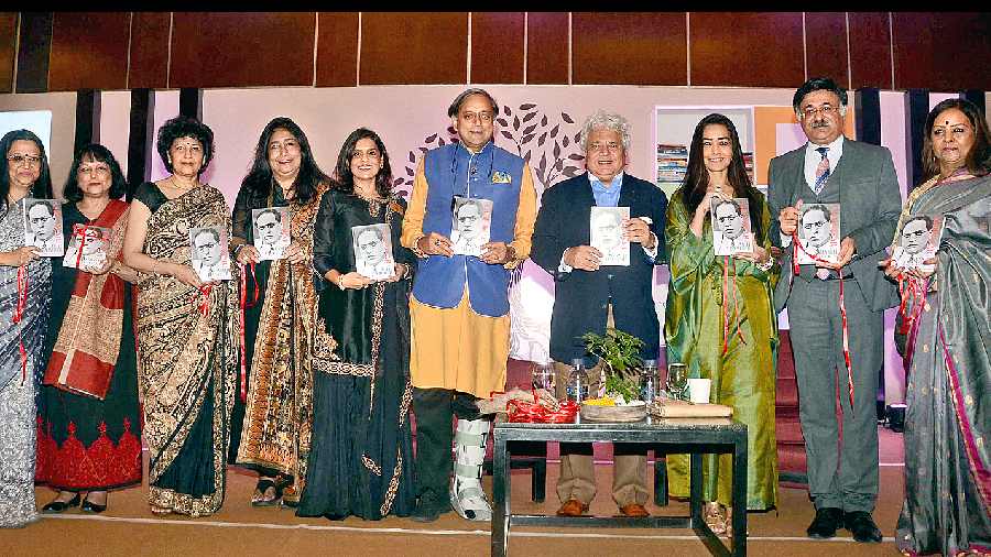 (L-R) Anindita Chatterjee, executive trustee of Prabha Khaitan Foundation;Basabi Fraser, Prabha Khaitan Foundation (PKF) overseas associate;Madhuri Halwasiya, Ehsaas Woman of Lucknow; Malika Varma, Ehsaas Woman of Calcutta; Shradha Saraf, chairperson FICCI Flo; Shashi Tharoor; Suhel Seth; Esha Dutta, Ehsaas Woman of Calcutta; Nitin Bahl, GM, ITC Sonar; and Sangeeta Datta, Ehsaas Woman of London, at the launch of Ambedkar A Life at ITC Sonar. “Kitaab by Prabha Khaitan Foundation with Shashi Tharoor was quite a meeting of minds as Dr Tharoor engaged with Suhel Seth and enlightened the audience with solemn thoughts on the life and political ideologies of Baba Saheb Ambedkar,” said Anindita Chatterjee