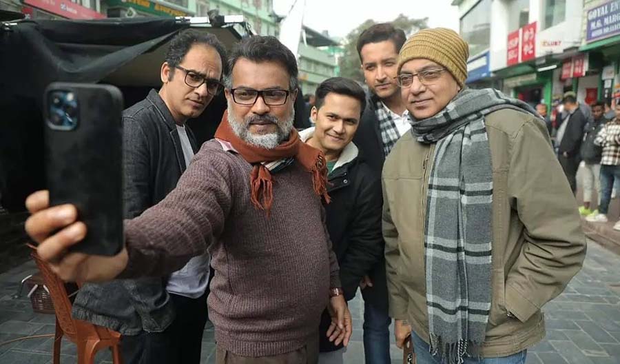 Rudranil Ghosh had a selfie moment with Ritwick Chakraborty, Rwitobroto Mukherjee, Parambrata Chattopadhyay and Arindam Sil.