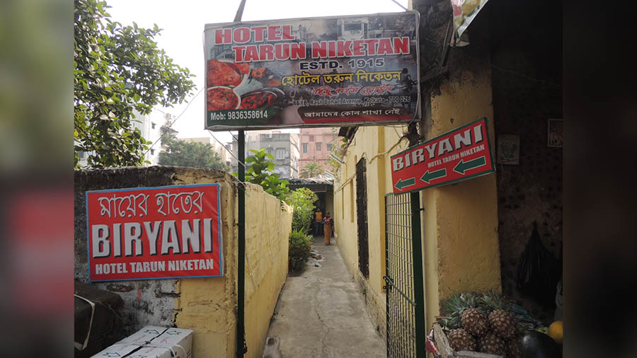 The entrance of the eatery on 88/1B Rashbehari Avenue