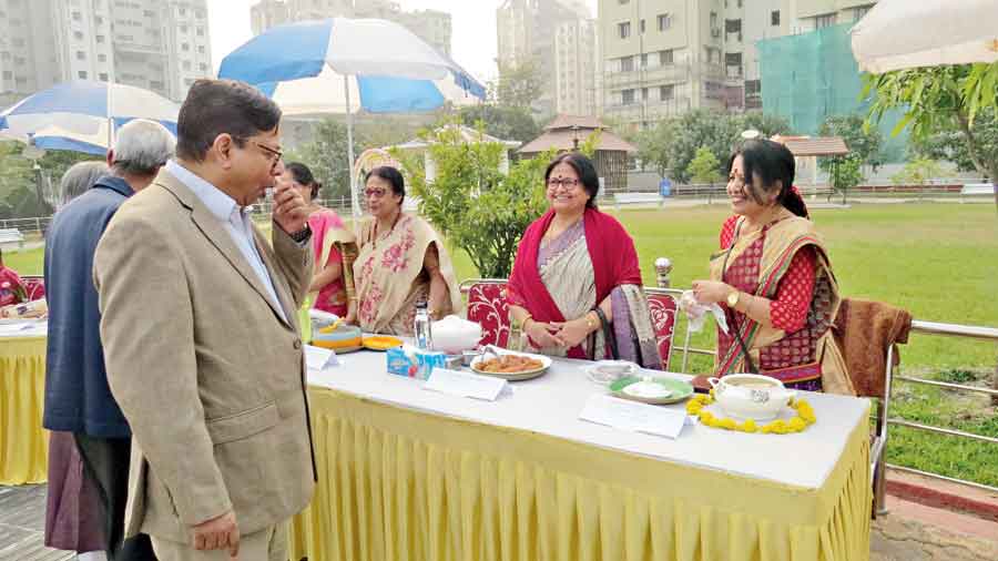 Hidco managing director Debashis Sen interacts with participants at the Swapnabhor Pithe Puli competition.