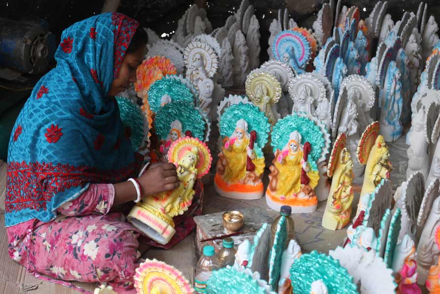 Ahead of Saraswati Puja, hustle and bustle at Kumartuli is at its peak. Artisans work overtime to complete the idols   