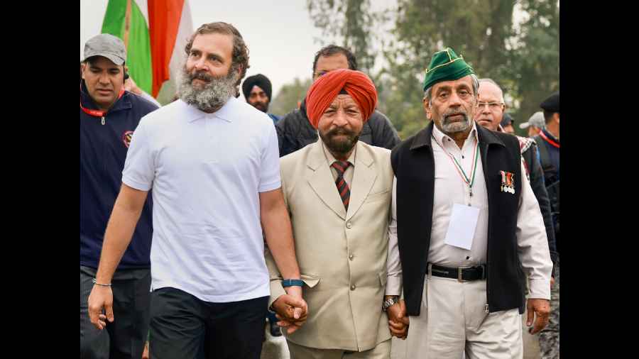 Congress leader Rahul Gandhi with Param Vir Chakra awardee Bana Singh and others during the party's 'Bharat Jodo Yatra', in Kathua district
