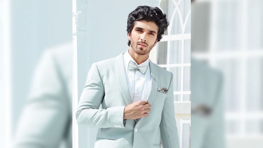 The powder-blue suit with double-layered bow-tie and a printed pocket square, paired with an off-white shirt, is a perfect addition to your wardrobe with spring knocking on the door