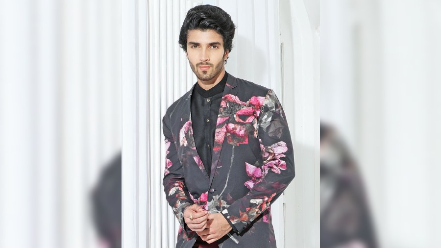 A floral-printed blazer teamed with a black shirt is just right for the winterspring parties or a semiformal brunch look