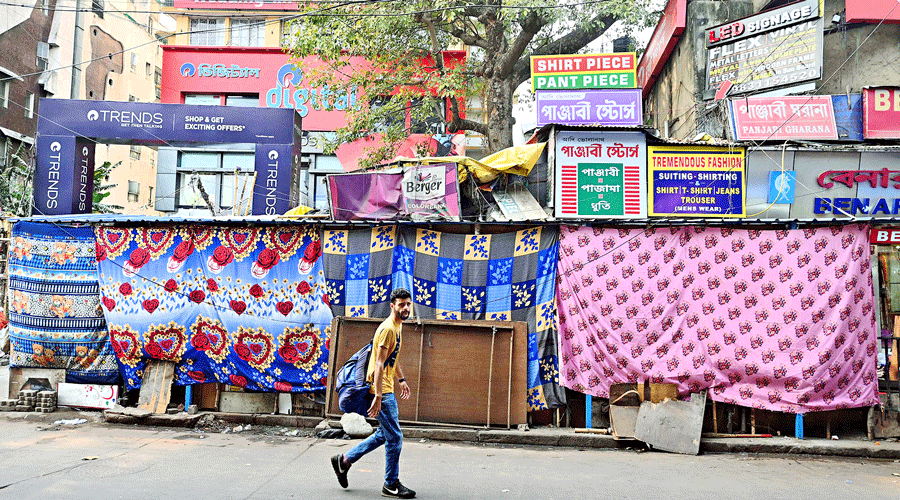 Last week’s picture of cloth pieces hanging behind hawkers’ stalls in Gariahat. Frames will be built at the back of the stalls to display advertisements or graffiti.