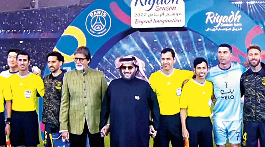 Bollywood star Amitabh Bachchan (fifth from left) before the exhibition match in Riyadh on Thursday. The 80-yearold tweeted the above picture with the caption: “...what an evening .. Cristiano Ronaldo, Lionel Messi, Mbape, Neymar all playing together .. and yours truly invited guest to inaugurate the game... Incredible !!”