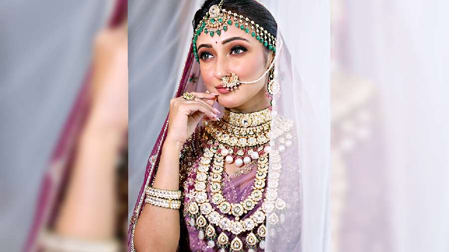 For the contemporary bride who wants to try a pastel palette with traditional jewellery with a contemporary appeal, this magnificent chic and toda set crafted with polki and pearls is sure to create an exquisite look.