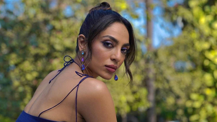 Sobhita Dhulipala Switches From Glam Avatar To Girl Next Door With Ease Trendradars India