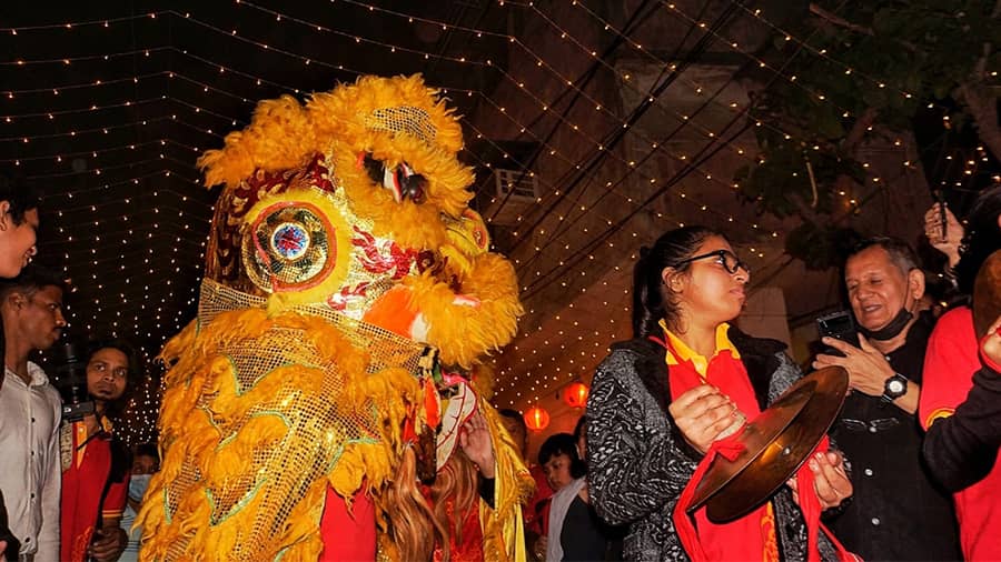 Clashing gongs and cymbals accompany the lively lion dance scene. Performing the lion dance and clashing the gong and drums is believed to chase away ghosts and evil spirits