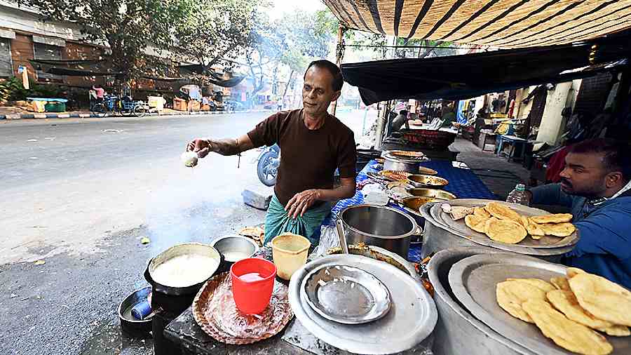 Footpath food stalls can’t use gas or coal, says Kolkata Municipal Corporation