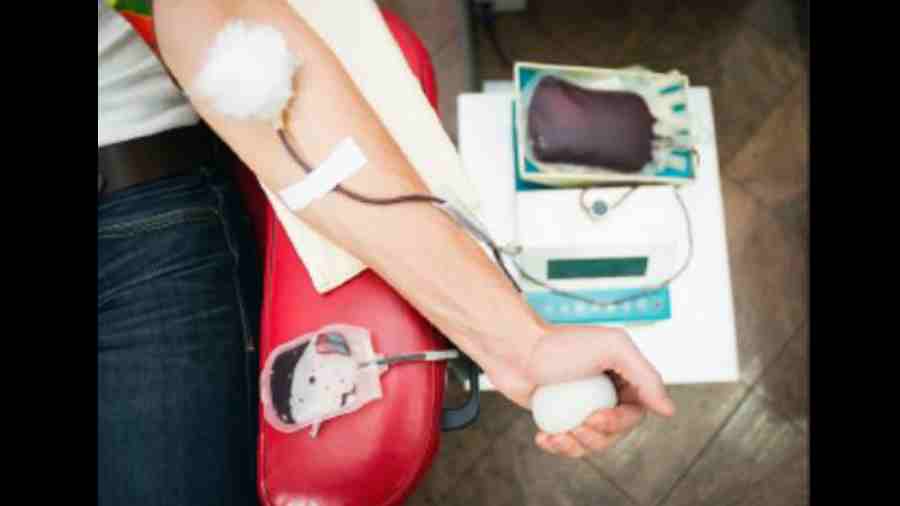 A study by the National Center for Biotechnology Information has shown that poor people are tempted into donating blood only to avail of these gifts or one square meal.