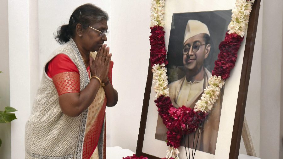 President Droupadi Murmu pays tribute to Netaji Subhas Chandra Bose on his 126th birth anniversary, at Rashtrapati Bhavan in New Delhi. 