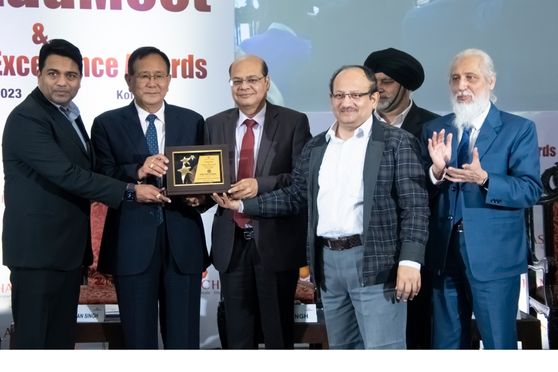 Hon'ble MoS for Education Dr. Rk. Ranjan Singh giving the Best Engineering College of the Year Award to Dr. Basab Chaudhuri, Principal of Heritage Institute 