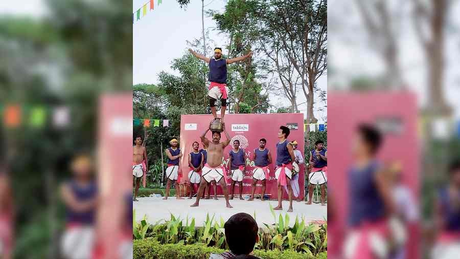 Performance by Raibeshe dancers of Birbhum