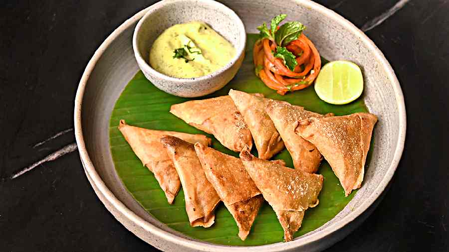 A great bite for meat lovers, these Crispy Fried Lamb Parcels with a garlic aioli dip have the crunch from the pastry and the masaledaar taste of spices in the filling of the mutton keema.