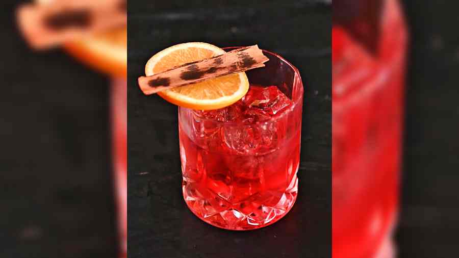 New Fashioned: A fresh spin on the Old Fashioned, this powerpacked sip has whisky with a hint of peach syrup, orange and smoked cinnamon along with a splash of cranberry juice.