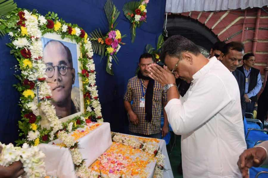 Kolkata mayor Firhad Hakim pays tribute to Netaji Subhas Chandra Bose on his 126th  birth anniversary at KMC headquarters on January 23