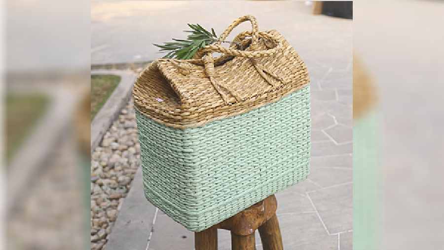 This pretty and spacious picnic basket made from kauna grass comes in pastel shades like blue and pink, and is perfect for your next family outing.