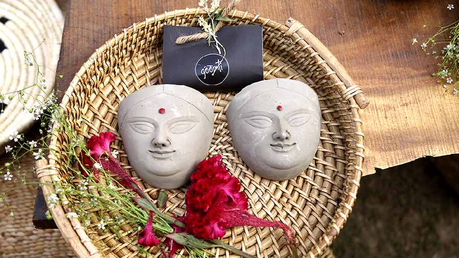 The Goddess Durga masks are a symbol of shakti. Simple yet striking, it’s a perfect home décor item that will add the bangaliana touch to your house.