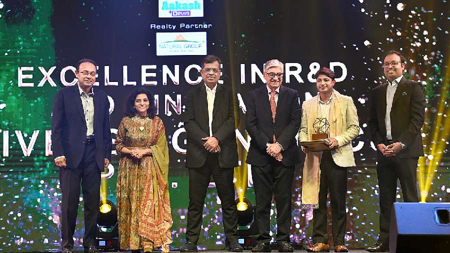 Sourav Jaiswal (second from right), co-founder and MD of Diverse Genomics Pvt Ltd, took home Excellence in R&D and Innovation award from (l-r) Navin Bhartia, chairman of Soham Group; Mamta Binani, national past president 2016 of Institute of Company Secretaries of India; Deepak Agarwal, CMD of Elegant Group; Rajiv Kaul, chairman of Nicco Engineering Service Ltd and Prabhat Agarwal, partner of Moore & Singhi Co. Sourav Jaiswal said, “I would like to thank Sanmarg and the respected jury members. What I believe is that one should focus on patience and practice. It feels great to be the winner of such an award. Looking forward to helping people in the domain were healthcare comes first.”