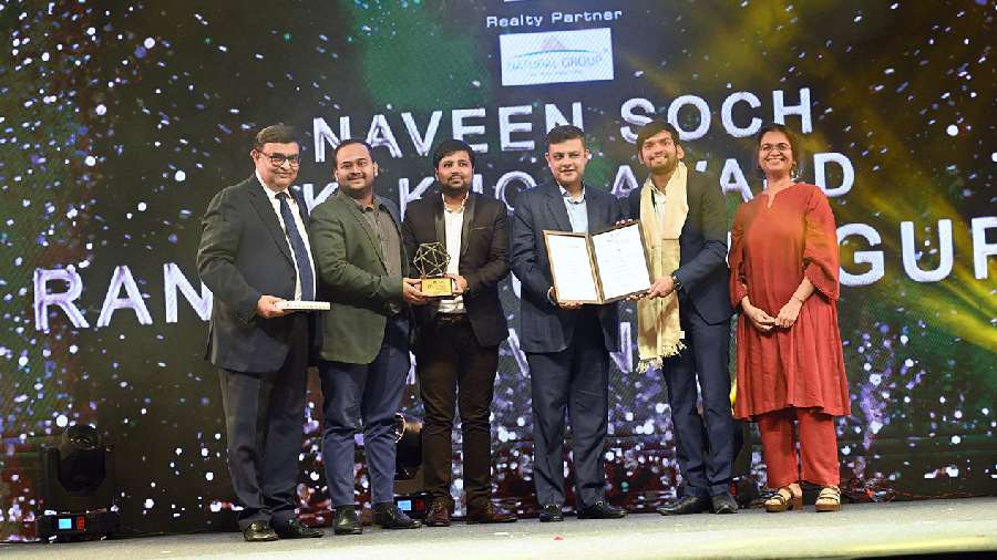 Utsav Parekh (extreme left), director SMIFS Capital Market Ltd, handed over the Sanmarg Naveen Soch Ki Khoj award to winners Sheikh Ziaur Rahaman (second from left) and Vivek Sharma (third from left). Risabh C. Kothari, owner of CKC Fragrance, handed over the Sanmarg Naveen Soch Ki Khoj award to winner Ranjan Kumar Gupta. Nandini Mangsingka (extreme right), co-founder and CEO of Mumbai Angels Network joined in.