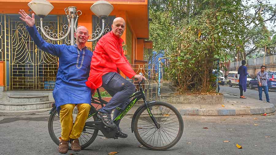 Hans Verdonschot and Henk Loos enjoy a cycle ride in Kolkata