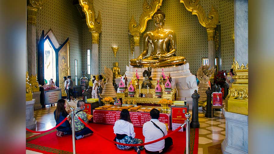 Visitors at Wat Traimit