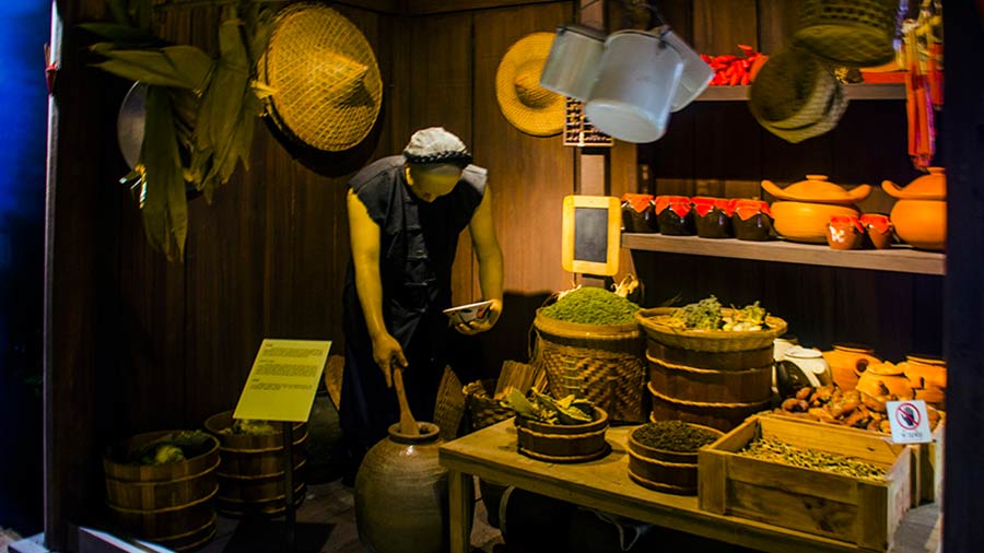 Models depict a Chinese grocery shop at the Chinatown Museum, Wat Traimit