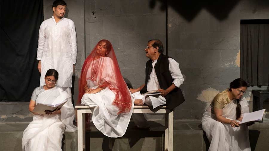  Theatre actor Anubha Fatehpuria's (first from right) directorial debut, 'Kaagaz ke Gubbare' is based on six of Ismat Chughtai's short stories