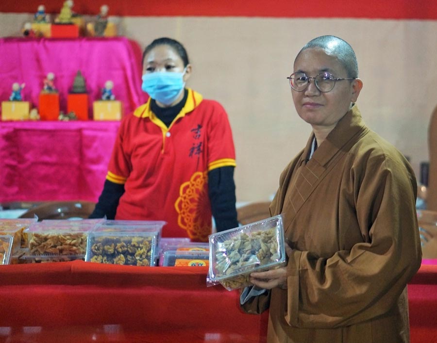 Ru Jian, who is associated with FGS Buddhist temple in Tangra, prepared a Chinese delicacy, called Mahua, for the occasion. Elaborating on its importance, she said, “In Chinese culture, Mahua is a namkeen that has found a special place among all. It is especially prepared during the Chinese New Year”