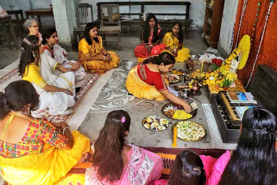 A woman priest performs Saraswati Puja rituals at the Bejoygarh Bidyarthi Bhavan High School for Girls on Wednesday. The Panchami Tithi began from 12.34 pm on January 25, 2023, and will end at 10.28 am on January 26, 2023