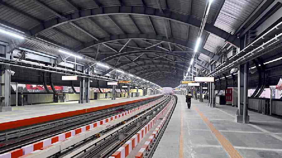 Hemanta Mukhopadhyay Metro station near the Ruby crossing. 