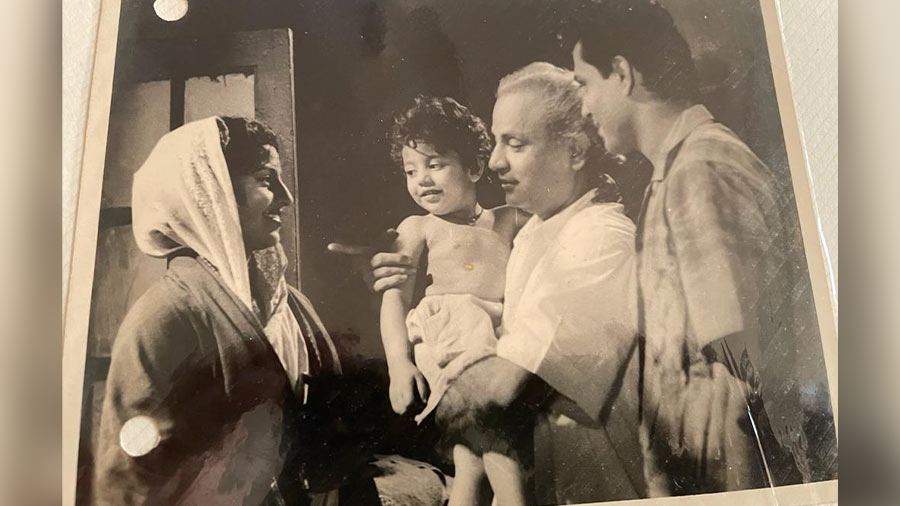 Honey Irani with director Mahesh Kaul, Rajendra Kumar and Kamini Kadam on the set of Talaq. 