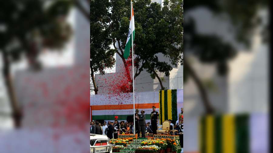 Governor of West Bengal C.V Ananda Bose unfurls the Tricolour. 
