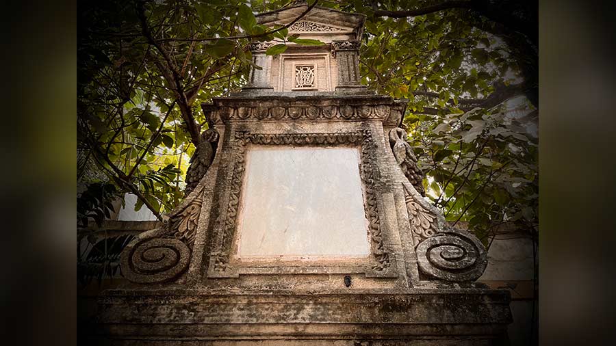 A forgotten fountain near Calcutta High Court that celebrates a forgotten man