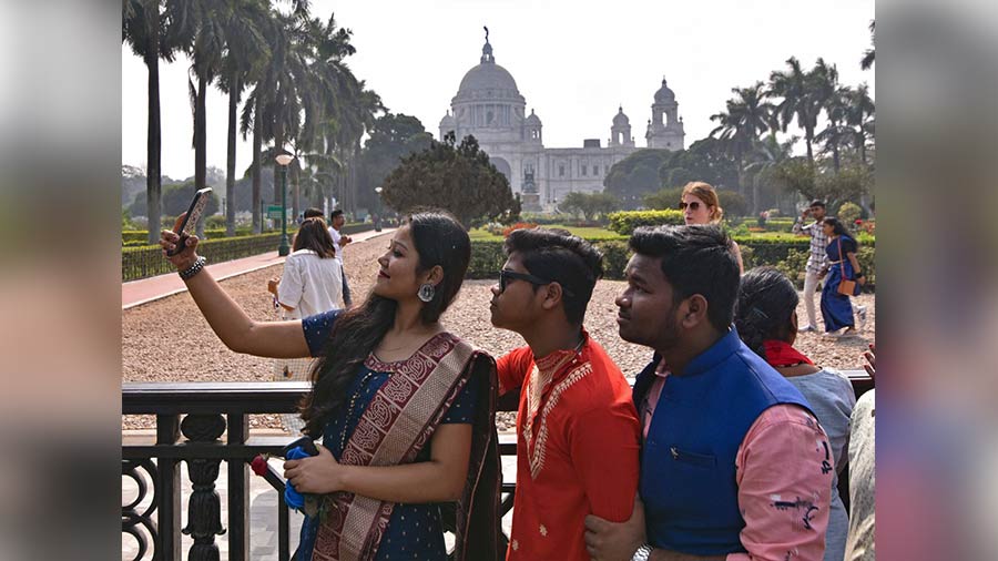 Other popular city spots like the Victoria Memorial also saw large crowds, celebrating the day with smiles and selfies
