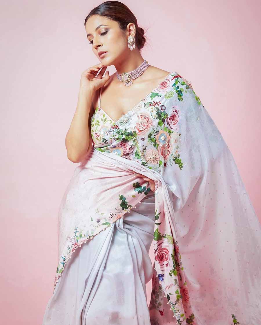 Pastels suit her skin tone. Shehnaaz picked a floral-print sari with a matching spaghetti blouse for a soft vibe. A choker and earrings completed the look.