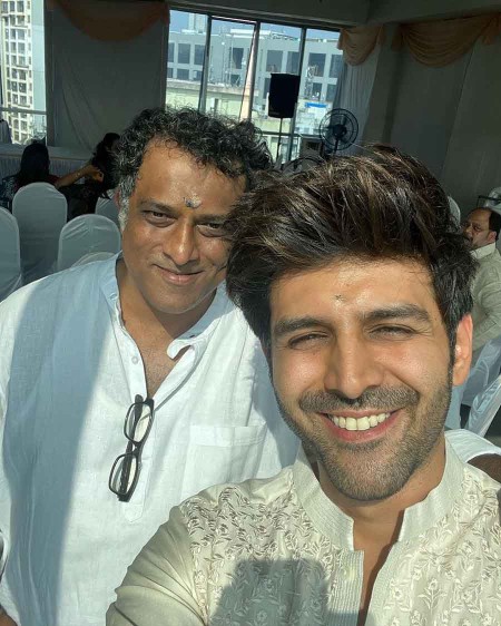 Kartik Aaryan was all smiles as he clicked a selfie with the host. 