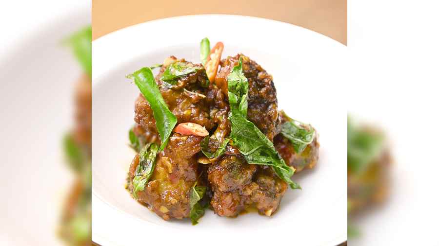 Broccoli Thod Bai Horappa: Battered broccoli stir-fried in sweet chilli paste and Thai basil. The batter has a good crunch and the sweet and hot sauce lacing the fried broccoli will not let you stop at just one piece.