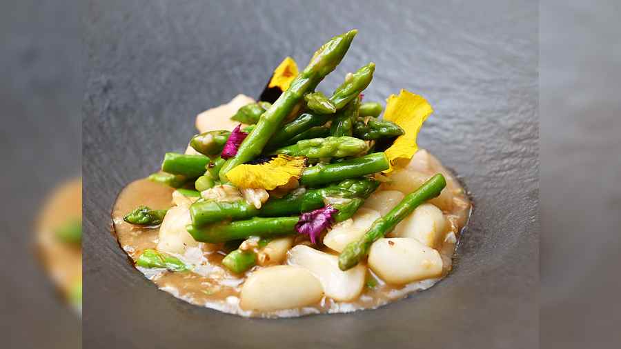 Normai Farang Phad Gap Haew: This dish has stir-fried Thai asparagus and water chestnut in garlic soya sauce. The garlic in the sauce ties together the relatively simply-flavoured asparagus and water chestnut.