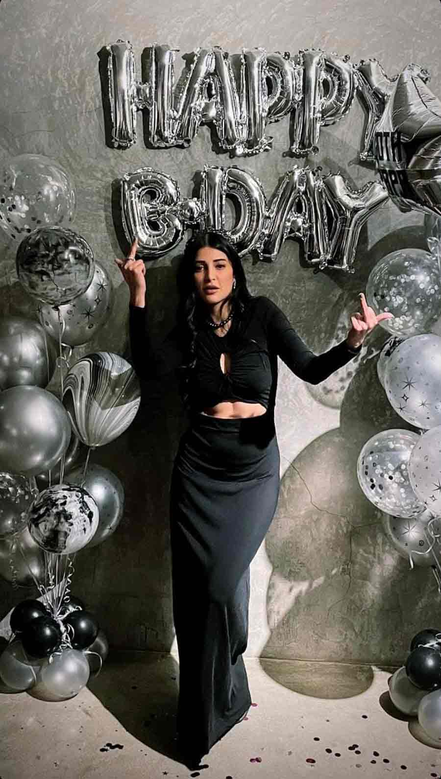 Known for her gothic taste, Shruti, daughter of Kamal Haasan and Sarika, opted for a cut-out long black dress and paired it with a crown for the birthday celebrations. 