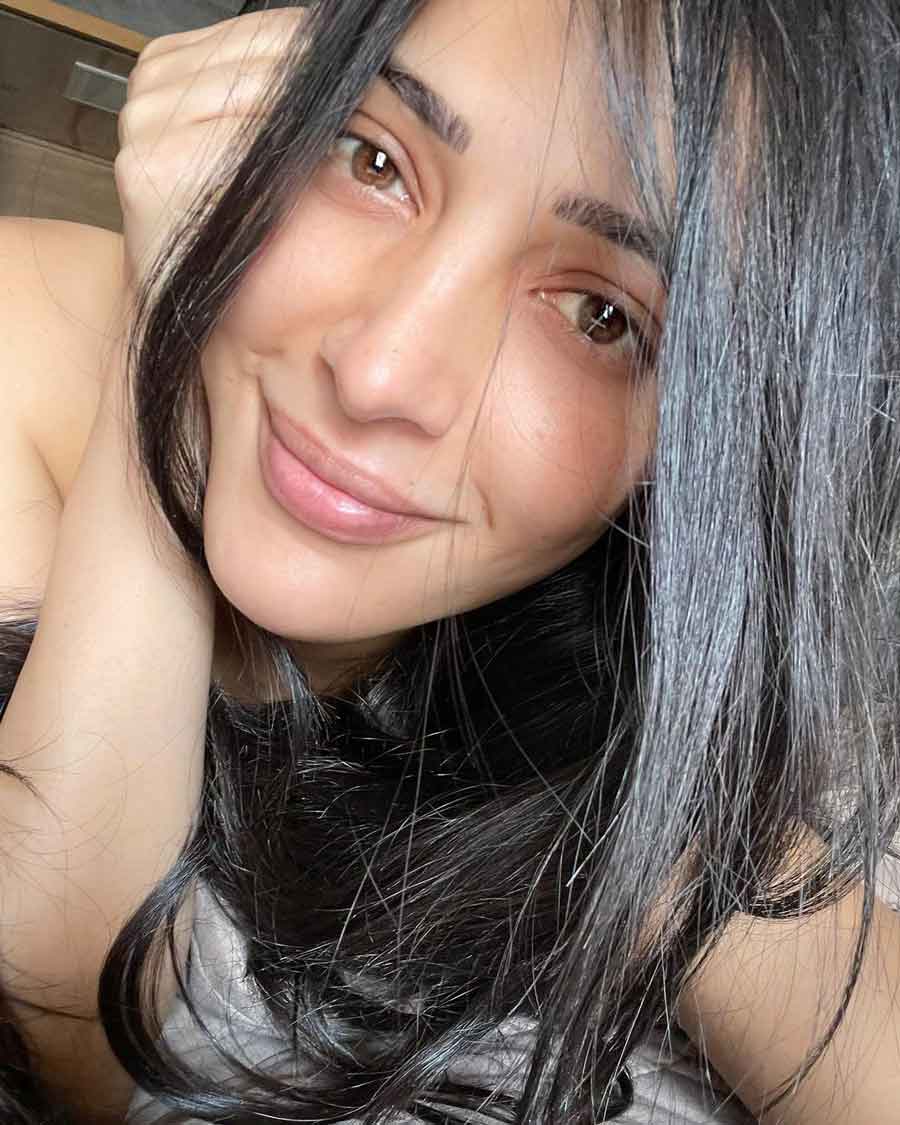 After her birthday celebrations, Shruti posted a selfie thanking everyone for their wishes. 
