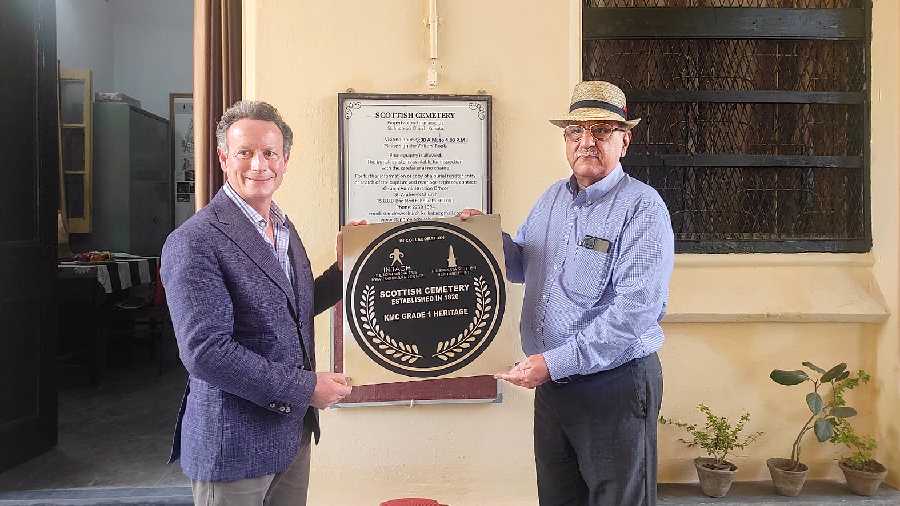 Lord Charles Bruce, chairman of Calcutta Scottish Heritage Trust, and GM Kapur of Intach with the heritage plaque for the Scottish Cemetery