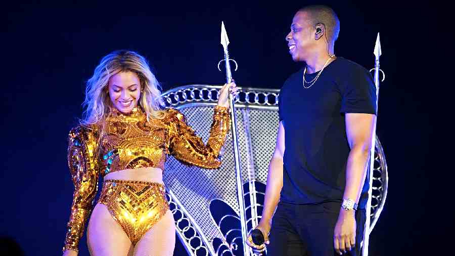 Beyonce with her rattan chair in Wembley Stadium on July 3, 2016