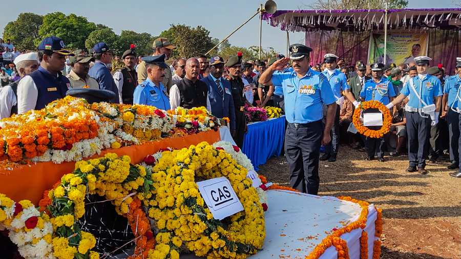  Air Force personnel pay last respect to the mortal remains of Wing Commander Hanumanth Rao Sarathi at Belagavi