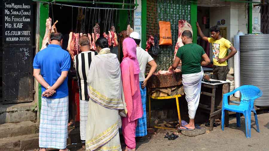 Kolkatans don’t just stand in line for their street food or fast food. On Sunday mornings, every butcher’s shop has rows of smiling customers greedily daydreaming about the glorious ‘bhaat ghoom’ ahead 