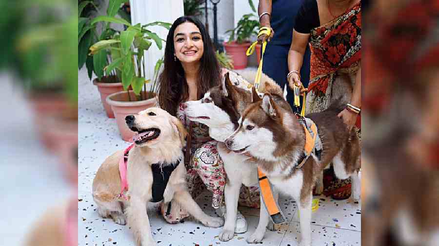 “It was such a fun event I don’t think anyone’s hosted something like this before. All the pet parents were so happy to be chilling with their babies. Craft Coffee did such a great job in accommodating the doggos and treat them with yummy treats! Love the fact that they’re dog friendly,” said chef Sneha Singhi, who was the host for the event and was snapped along with her three doggos that are quite the stars on her social media as well.